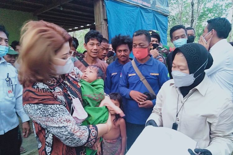 Menteri Sosial Tri Rismaharini saat mengunjungi kelompok Orang Rimba Sungai Terap di Desa Jelutih, Kabupaten Batanghari, Jambi.(KOMPAS.com/SUWANDI)
