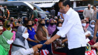 Heboh!!! Pedagang Emak-emak Ini Ngaku Dapat Amplop Kosong Dari Jokowi
