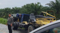 Bus PT Pelangi vs Dump Truck di Jalan Lintas Rohil-Duri, Sopir Bus Tewas