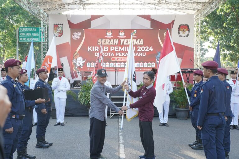 KPU Kota Dumai Estafetkan Bendera Kirab Pemilu 2024 Ke KPU Pekanbaru