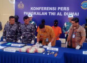 Danlanal Dumai Serahkan Dua Tersangka Pelaku Penyeludup Sabu 5,404 Kg Ke BNNP Riau